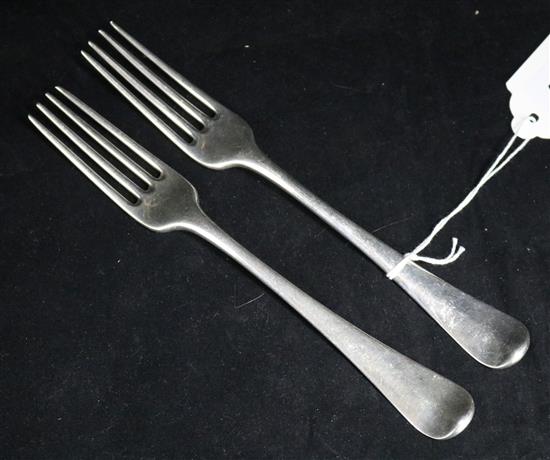 A pair of George III silver Old English pattern table forks, London, 1780, 141 grams.